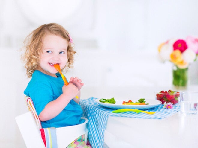 niña comiendo niña comiendo