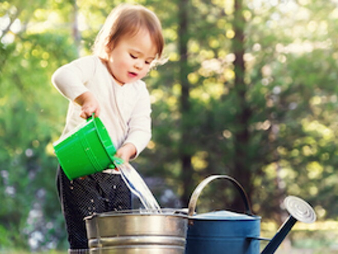 Niña pequeña juntando agua para riego consejos para cuidar el planeta