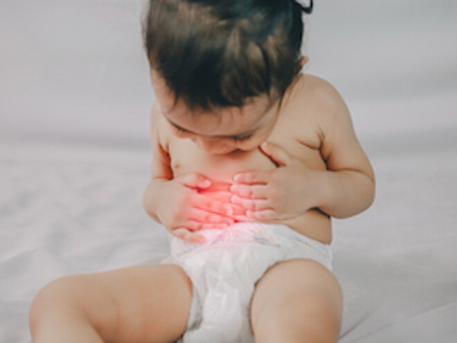 Niña pequeña con dolor de estómago Niña pequeña con dolor de estómago por síntomas de diarrea