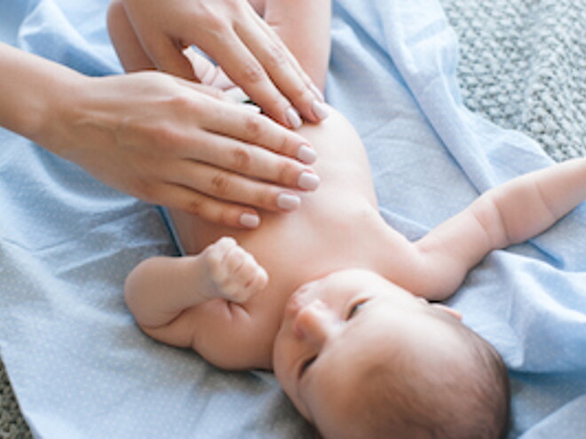 Bebé en pañales acostado flora intestinal en bebes