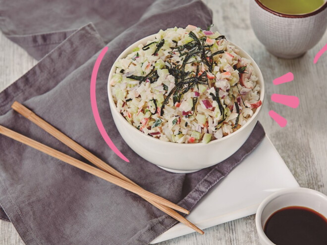 Bowl de sushi con palillos a un lado salsa de soya y te verde Las embarazadas pueden comer sushi