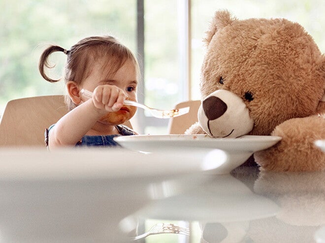 niña-con-oso-de-peluche-comiendo niña-con-oso-de-peluche-comiendo