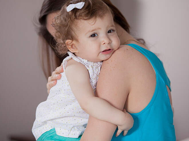 mamá-consolando-bebé mamá-consolando-bebé