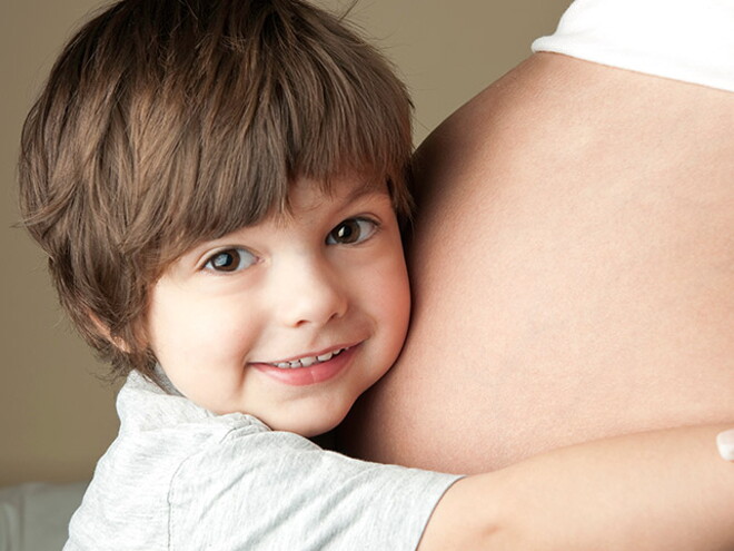 niño-pequeño-abrazando-su-madre-embarazada niño-pequeño-abrazando-su-madre-embarazada