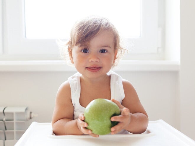 Adiós a los resfriados con la alimentación Bebe consumiendo frutas para prevenir resfriados
