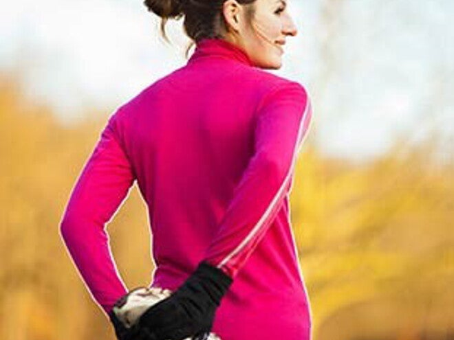 Mujer-realiza-estiramientos-antes-de-correr Mujer-realiza-estiramientos-antes-de-correr