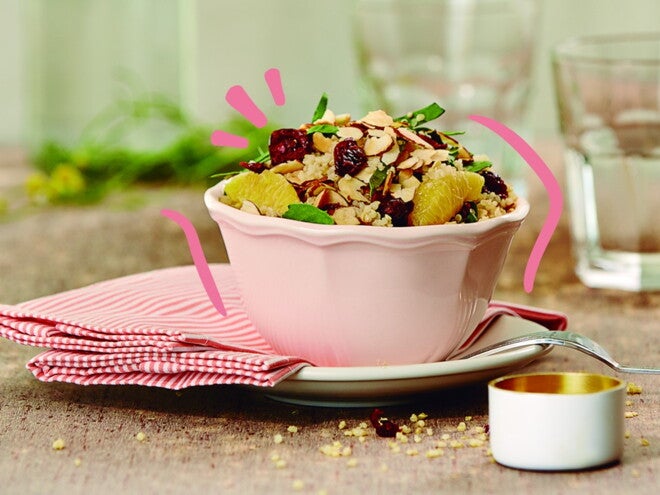 Plato con ensalada de quinoa y espinaca Quinua en el embarazo