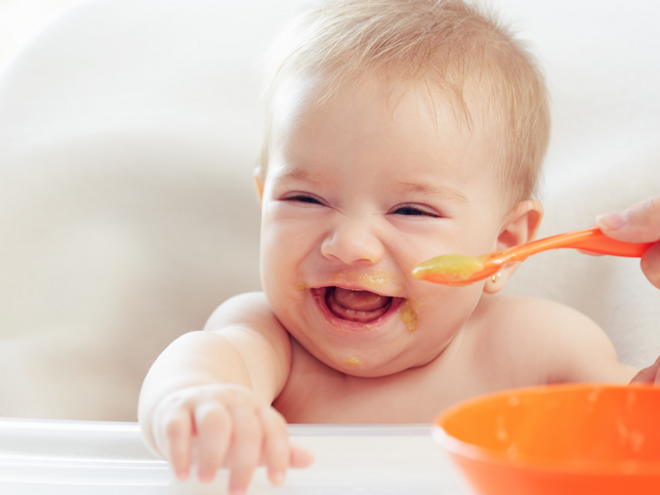 La alimentación variada es importante después de los primeros seis meses Qué alimentos se le puede dar a un bebé de 6 meses