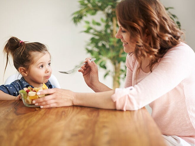 niña-y-mamá-comiendo-en-casa niña-y-mamá-comiendo-en-casa