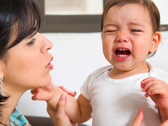 bebé-llorando-con-mamá-cerca Mi bebé de 6 meses llora mucho, ¿qué hago?