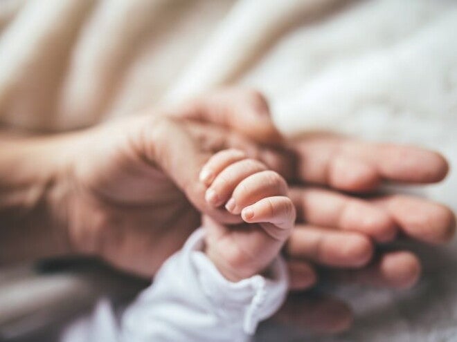 Padre, madre y recien nacido Manos de bebe recien nacido con padres