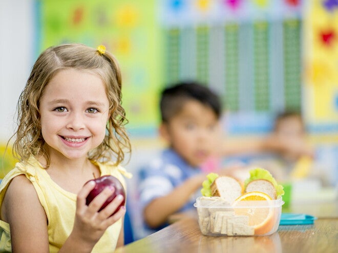Soluciones a la obesidad infantil Pequeños comiendo manzanas y alimentos saludables contra la obesidad infantil