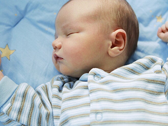 Bebé de 0 a 4 meses durmiendo en su cuna.