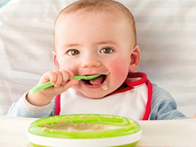 Bebe-experimentando-con-comida Bebe-experimentando-con-comida