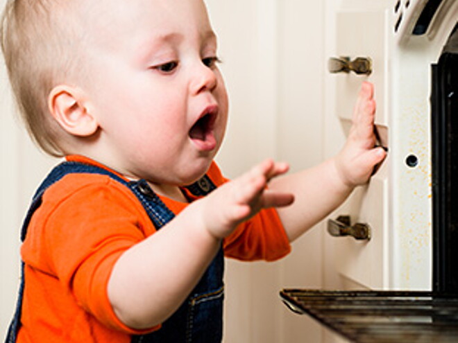 Niño-pequeño-agarrando-puertas-de-la-cocina Niño-pequeño-agarrando-puertas-de-la-cocina