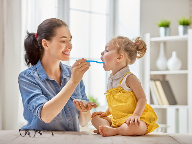 mama-alimenta-hija mama-alimenta-hija