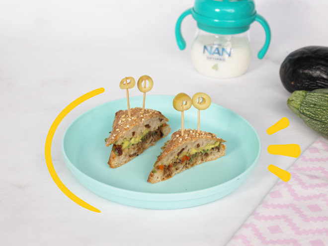 plato con 2 mini chapatas para bebé y vaso entrenador con leche nan plato con 2 mini chapatas para bebé y vaso entrenador con leche nan