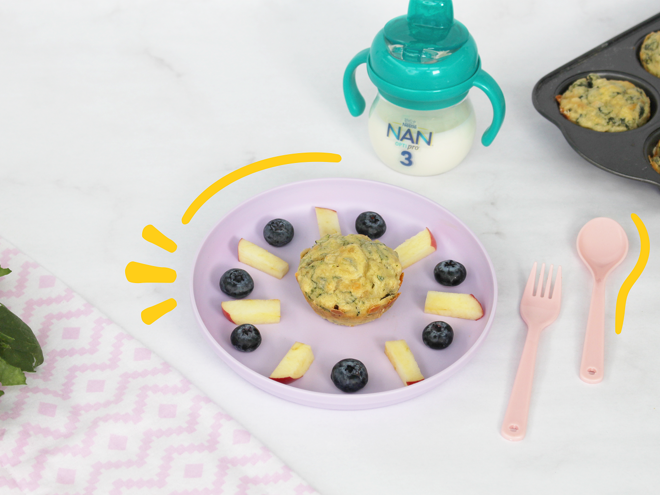 plato con muffin de espinaca y frutas vasito entrenador con leche nan 3 plato con muffin de espinaca y frutas vasito entrenador con leche nan 3