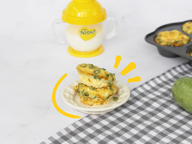 plato con muffins de huevo vaso entrenador con leche nido plato con muffins de huevo vaso entrenador con leche nido