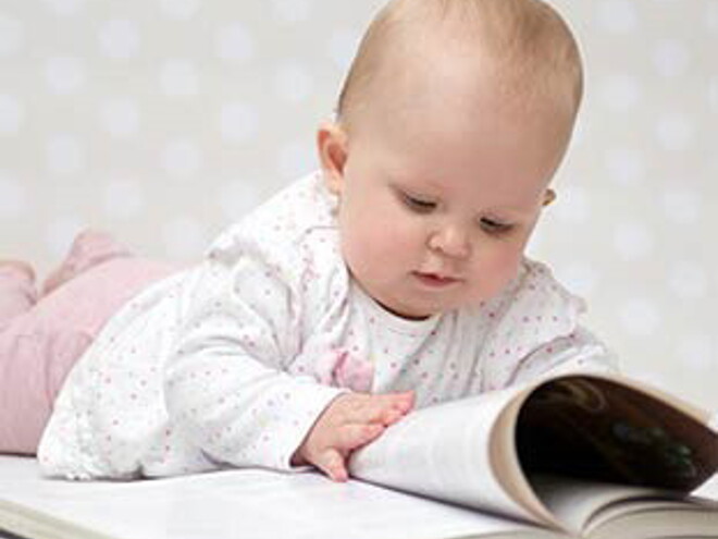 Bebé-jugando-con-un-libro Bebé-jugando-con-un-libro