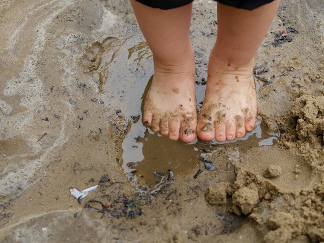 Puedo dejar que mi hijo se ensucie Pies de pequeño sobre agua con lodo aprende ensuciándose