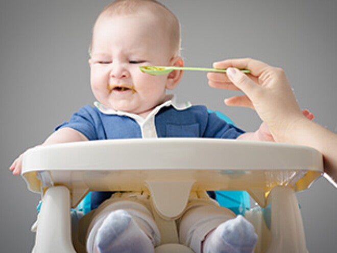 bebé-triste-no-quiere-comer-papilla Alimentos alergenos para bebés