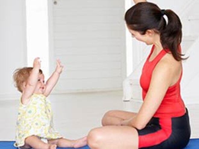Mamá-e-hija-haciendo-ejercicio Mamá-e-hija-haciendo-ejercicio