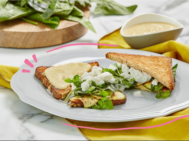 sandwich verde con espinaca queso cottage sobre plato blanco Comida para embarazadas Recetas