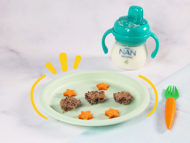 Plato con tortitas de frijol para bebe vaso entrenador con leche nan Plato con tortitas de frijol para bebe vaso entrenador con leche nan