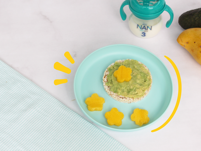 plato con tostada de arroz para bebé y vaso con lecha nan 3 plato con tostada de arroz para bebé y vaso con lecha nan 3