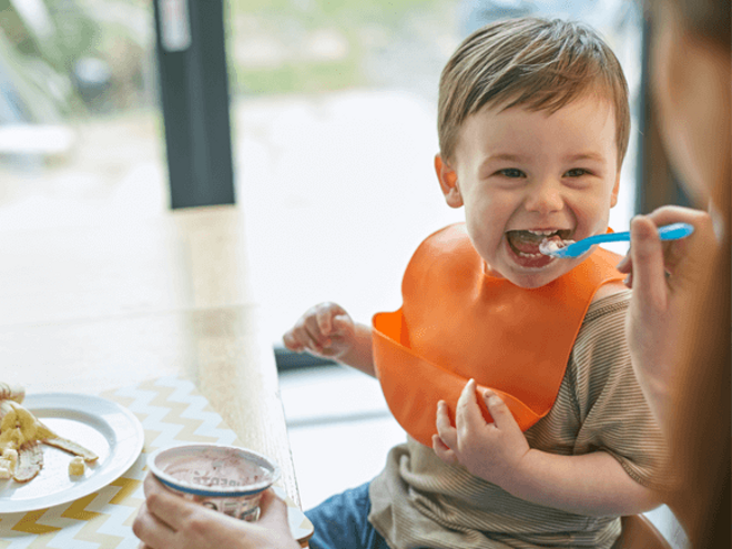 Niño con buena digestión comiendo. Niño con buena digestión comiendo papilla