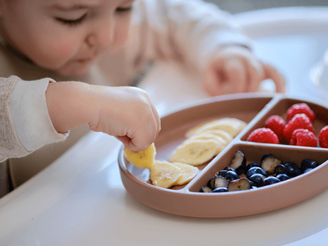Estrategias efectivas para que tus hijos amen las frutas Un niño disfrutando de frutas frescas.