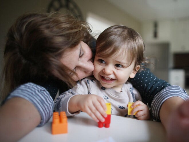Brindar tiempo de calidad a tu hijo estimulará su correcto desarrollo emocional Comparte con tu hijo momentos especiales mientras crece saludablemente