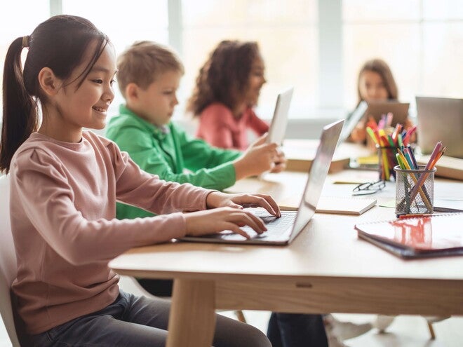 Niños utilizando laptops como parte del aprendizaje.
