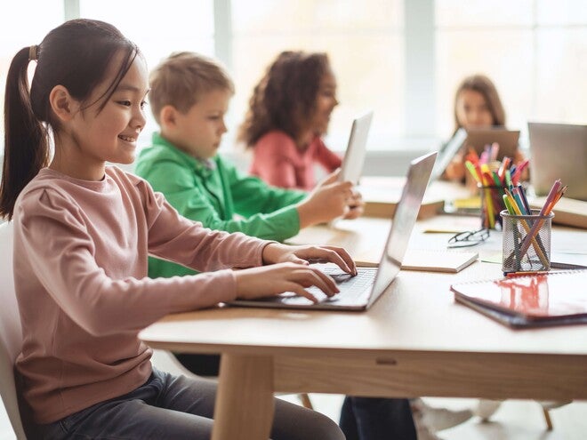 Niños utilizando laptops como parte del aprendizaje.