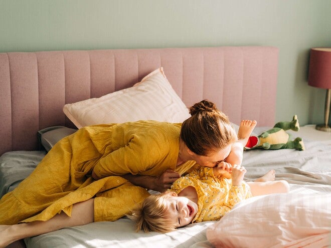 Juego entre madre e hija