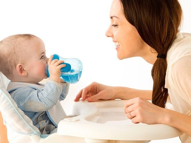 Bebé toma agua en mamila