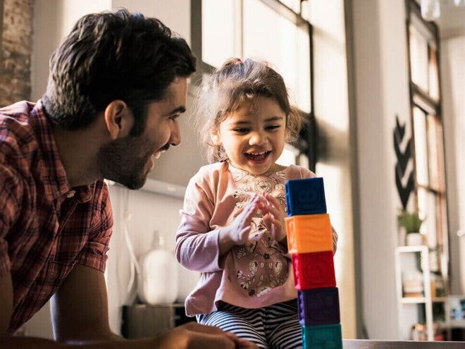 Tío jugando con su sobrina pequeña