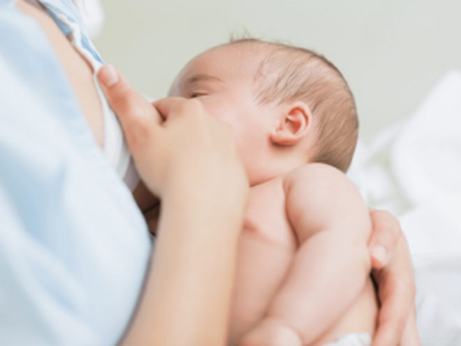 Madre amamantando a su bebé