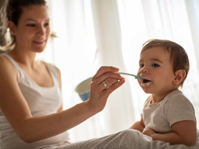 Los HMOs son esenciales en la alimentación de tu bebé para promover su sistema inmune y su salud digestiva. Añade HMOs a la alimentación de tu bebé.