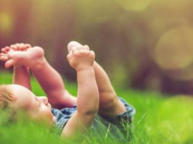 Bondades alimentacion organica Bebe acostado en pasto