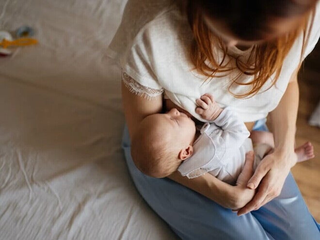Técnicas para amamantar a tu bebé Mamá dando de amamantar a su bebé.