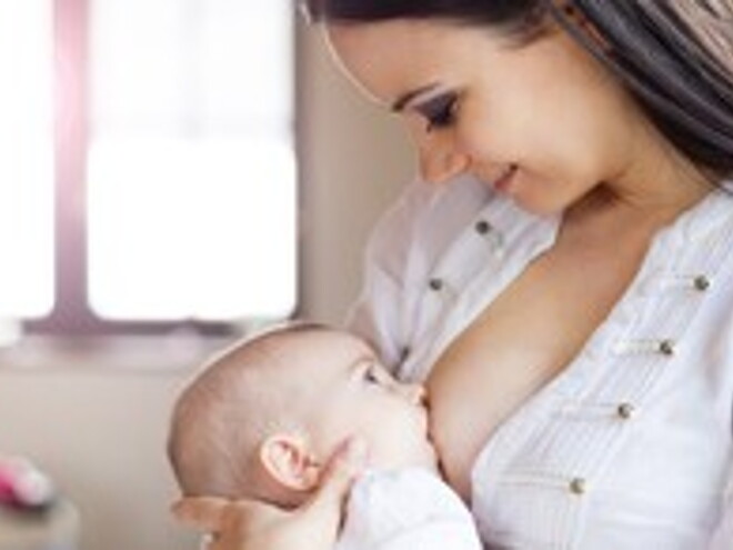mamá sonriendo con bebé