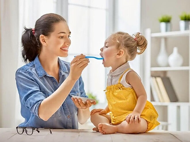 Mamá e hija compartiendo una alimentación saludable en casa.