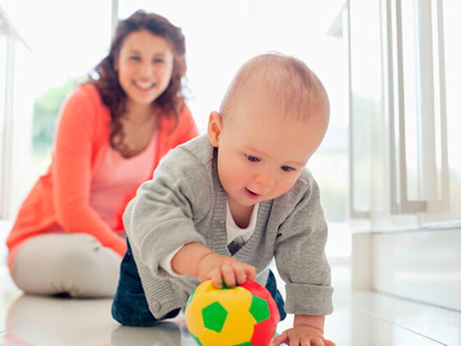 Conoce el desarrollo de tu bebé de 12 meses. Bebé de 12 meses gateando con su juguete