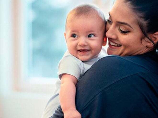 Conoce sobre el desarrollo de un bebé de 6 meses Mamá con su bebé de 6 meses en brazos