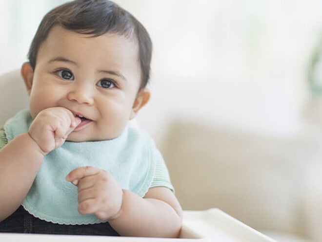 Conoce el desarrollo de tu bebé de 9 meses. Bebé de 9 meses sentado sonriendo