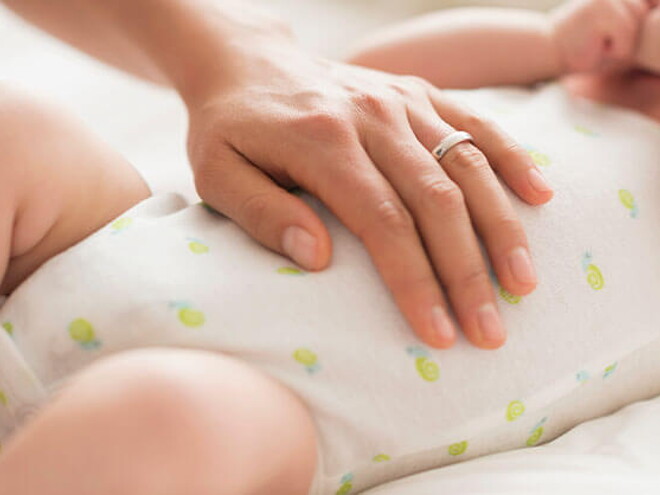 Conoce el desarrollo de un bebé de cinco meses Mamá consintiendo a su bebé de cinco meses