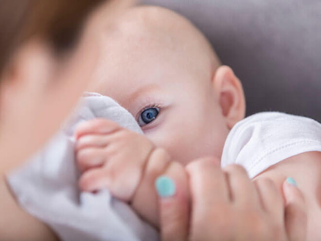Conoce el desarrollo de un bebé de cuatro meses Mamá consintiendo a su bebé de cuatro meses