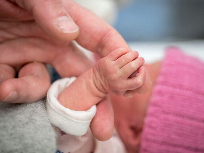 Conoce el desarrollo de un bebé de un mes Mamá cogiendo la mano de su bebé de un mes